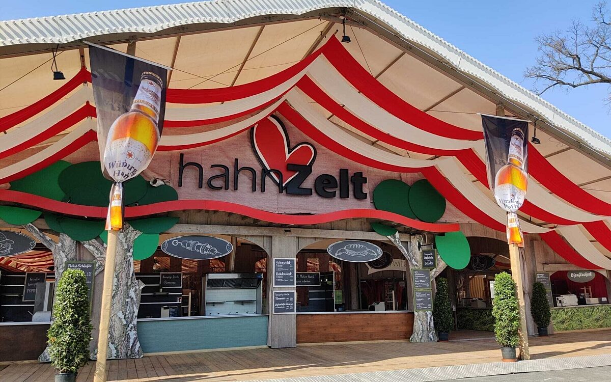 Das Hahn Zelt auf dem Frühjahrsvolksfest 2022 Das Hahn Zelt auf dem Frühjahrsvolksfest 2022