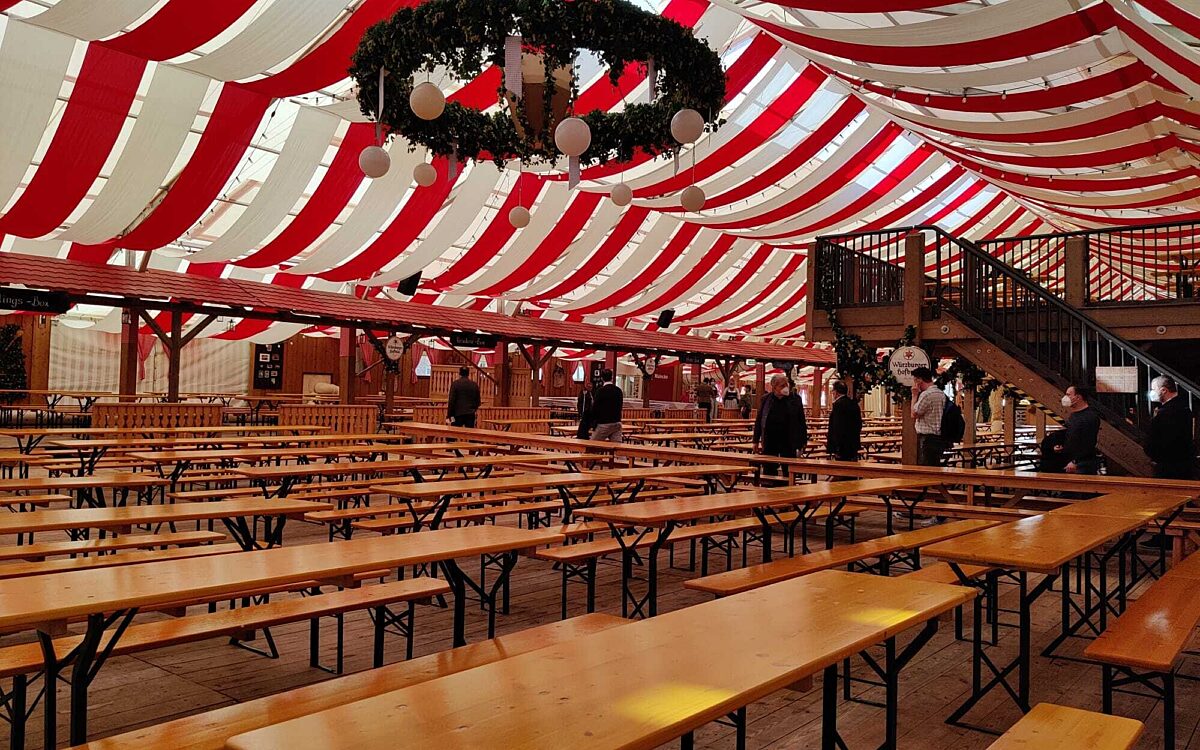 Das Hahn Zelt von innen auf dem Fruehjahrsvolksfest 2022 Das Hahn Zelt von innen auf dem Fruehjahrsvolksfest 2022