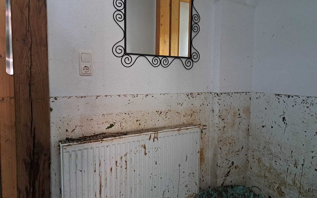 Das Innere einer Wohnung nach dem Hochwasser Das Innere einer Wohnung nach dem Hochwasser