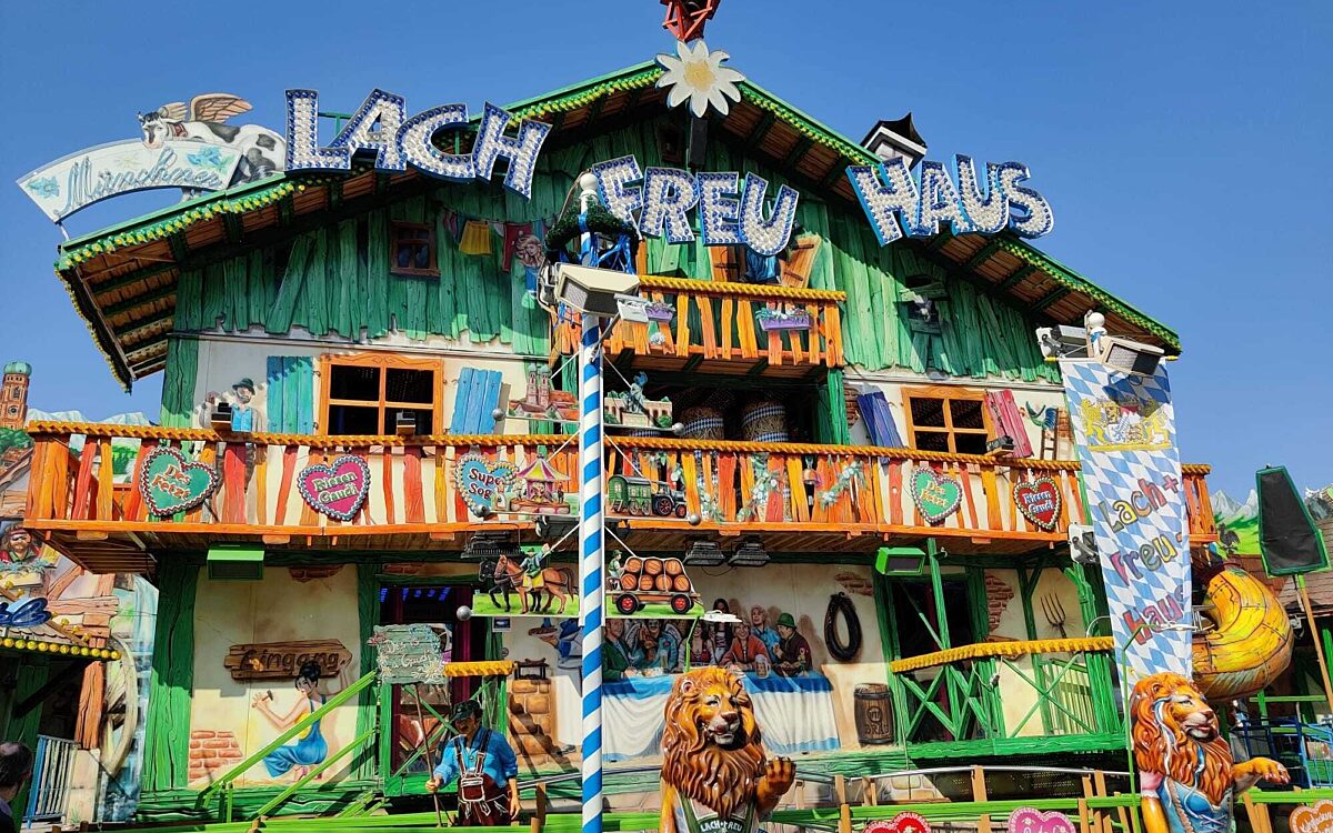 Das Lach Freu Haus auf dem Frühjahrsvolksfest 2022 Das Lach Freu Haus auf dem Frühjahrsvolksfest 2022