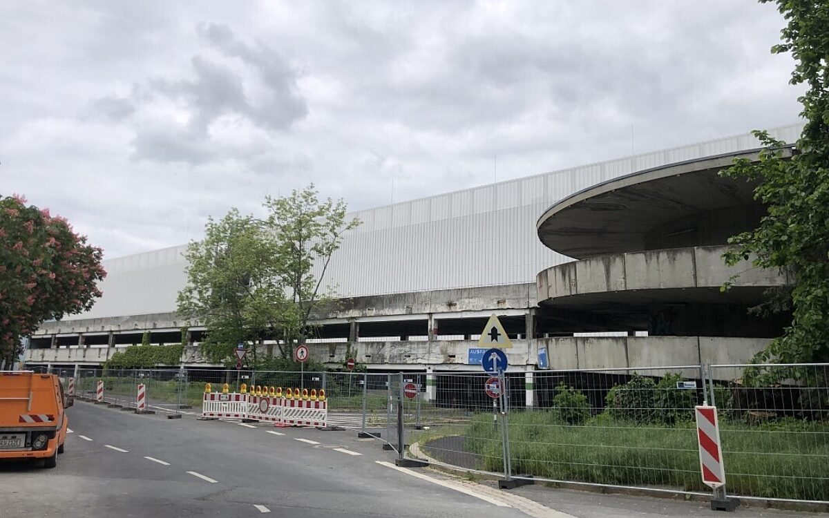Das alte Quellenbachparkhaus und das neue im Bau am Hauptbahnhof Wuerzburg Das alte Quellenbachparkhaus und das neue im Bau am Hauptbahnhof Wuerzburg