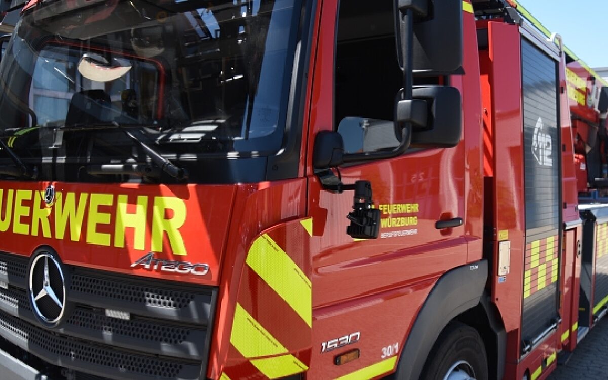 Das ist ein Feuerwehrauto der Würzburger Feuerwehr von vorne rechts fotografiert Würzburger Feuerwehrauto von vorne rechts