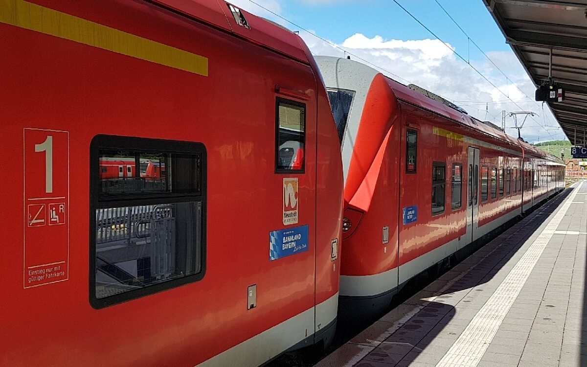Das ist ein Regionalexpress im Wuerzburger Hauptbahnhof Das ist ein Regionalexpress im Wuerzburger Hauptbahnhof