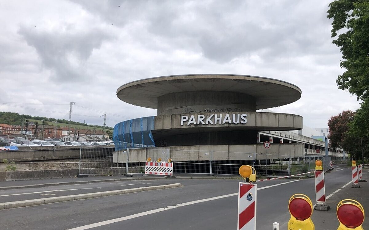 Das marode Quellenbachparkhaus am Hauptbahnhof Wuerzburg Das marode Quellenbachparkhaus am Hauptbahnhof Wuerzburg