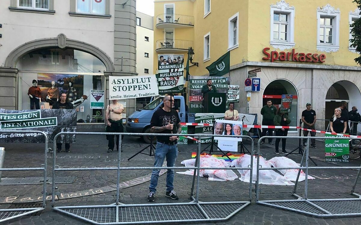 Eine Demo des Dritten Wegs auf dem Barbarossaplatz Eine Demo des Dritten Wegs auf dem Barbarossaplatz