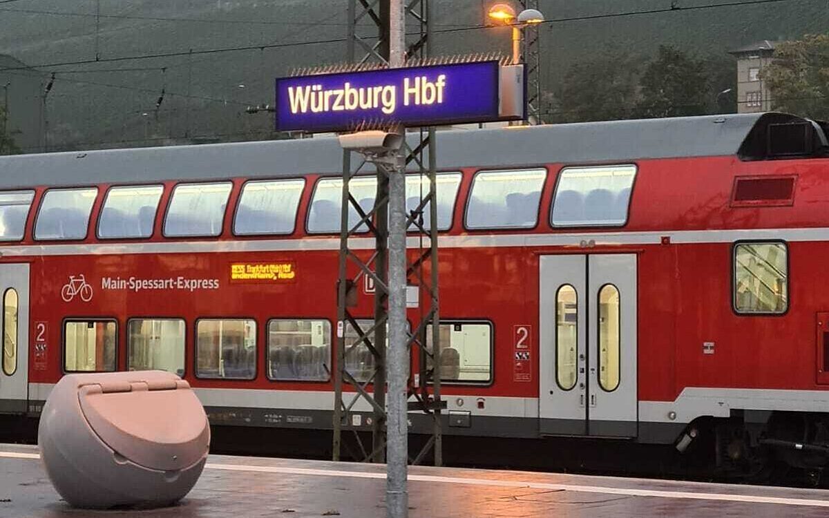 Der Main Spessart Express an einem Bahngleis Der Main Spessart Express an einem Bahngleis