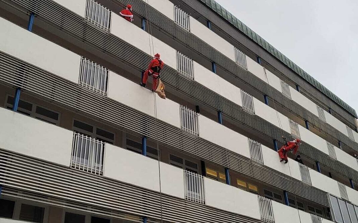 Der Nikolaus seilt sich an der Kinderklinik