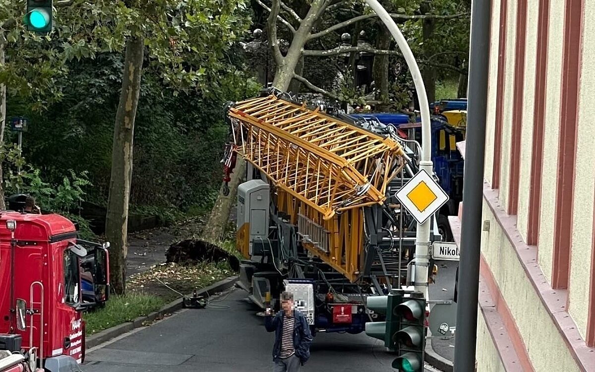 Der Unfall zwischen Kran und Baum Foto Christian Hofmann Der Unfall zwischen Kran und Baum Foto Christian Hofmann