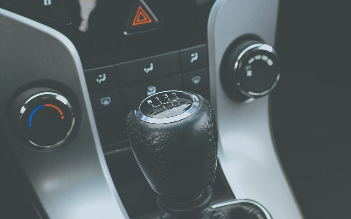Der eingelegte Gang bei einem Auto Der eingelegte Gang bei einem Auto