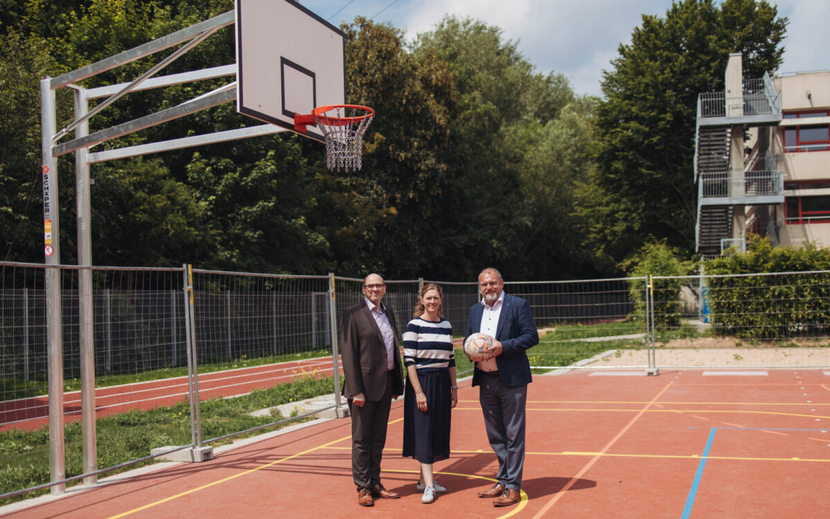 Einweihung des neuen Sportplatzes der Wolffskeel Realschule Einweihung des neuen Sportplatzes der Wolffskeel Realschule