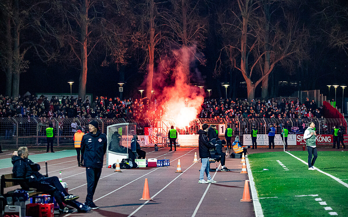 Derby 1 FC Schweinfurt 05 Wuerzburger Kickers Zuschauer Fans Bengalos Feuer Derby 1 FC Schweinfurt 05 Wuerzburger Kickers Zuschauer Fans Bengalos Feuer
