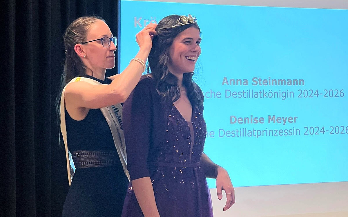 Destillatkoenigin Kroenung Destillatkoenigin Kroenung