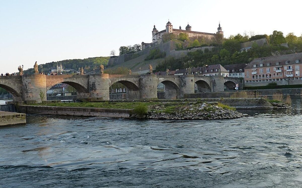 Die Alte Mainbrücke und die Festung in Würzburg Die Alte Mainbrücke und die Festung in Würzburg