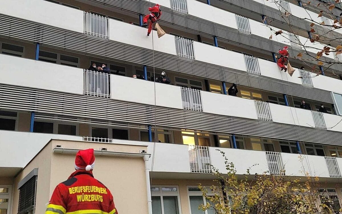 Die Berufsfeuerwehr und ihre Nikolausaktion an der Kinderklinik der Uni Die Berufsfeuerwehr und ihre Nikolausaktion an der Kinderklinik der Uni