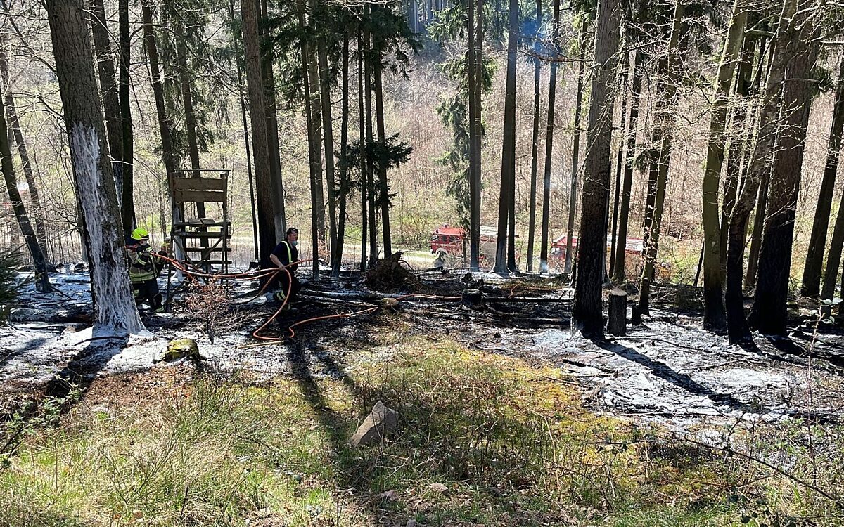 Die Feuerwehr löscht einen Waldbrand zwischen Partenstein und Krommenthal Die Feuerwehr löscht einen Waldbrand zwischen Partenstein und Krommenthal