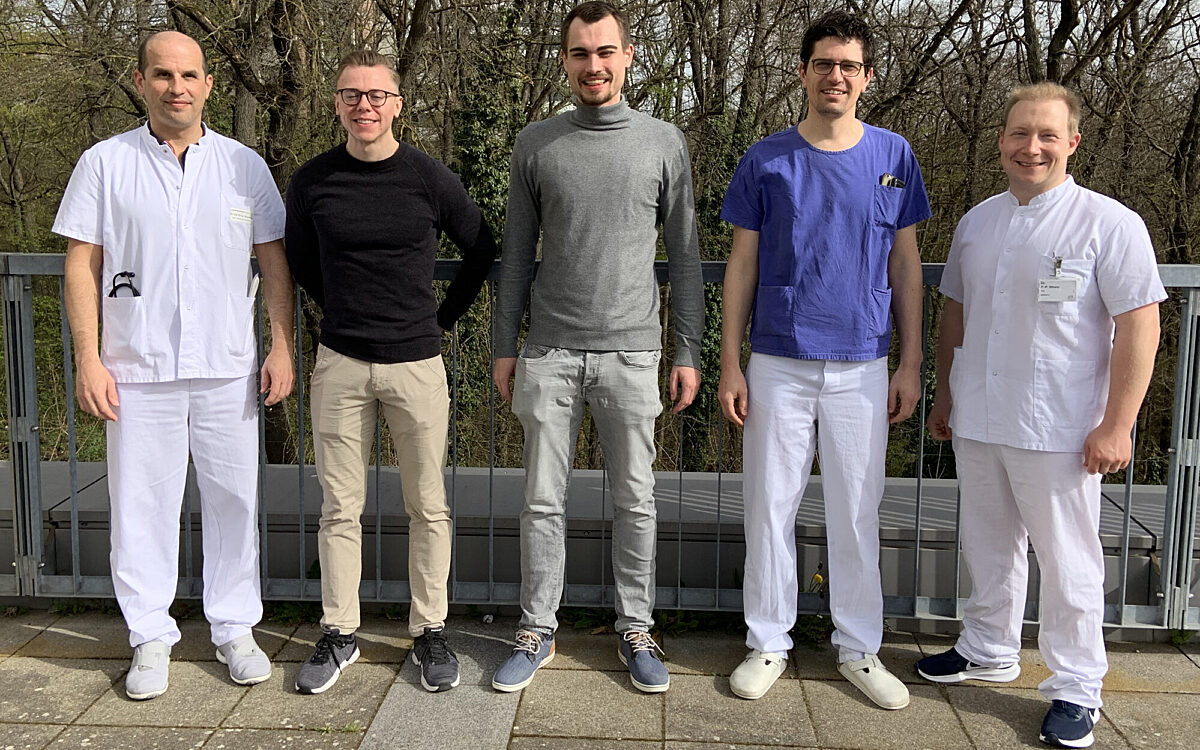 Die Gründer der App gemeinsam mit Ärzten des Würzburger Uniklinikums Die Gründer der App gemeinsam mit Ärzten des Würzburger Uniklinikums