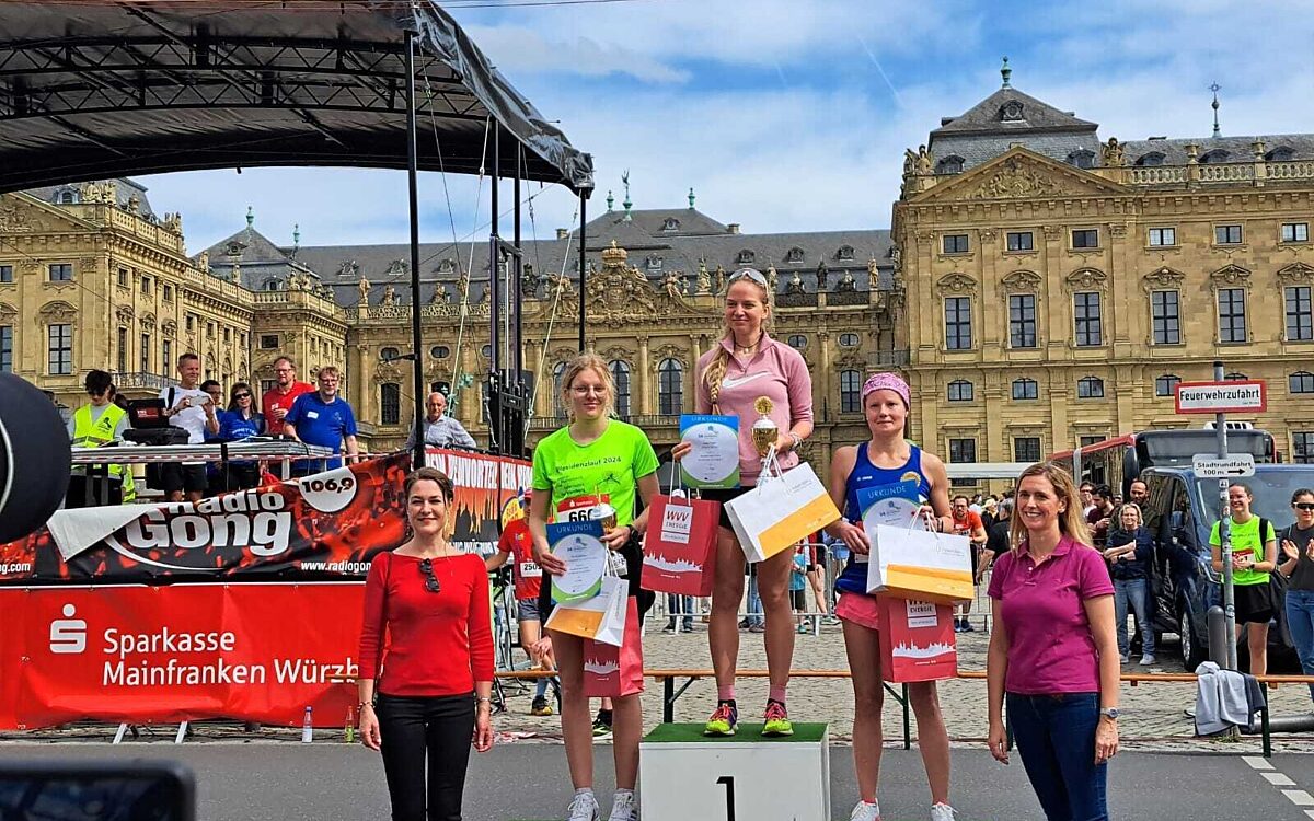 Die Sieger der Frauen beim Hauptlauf Die Sieger der Frauen beim Hauptlauf