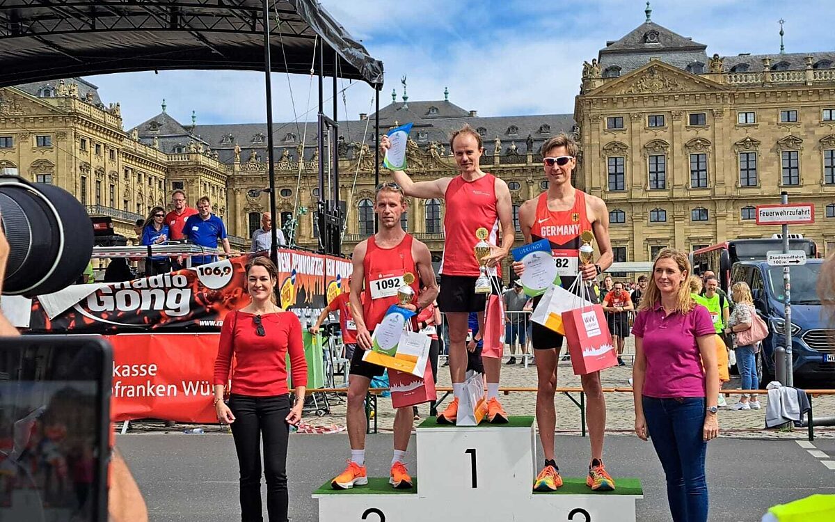 Die Sieger der Maenner beim Hauptlauf Die Sieger der Maenner beim Hauptlauf