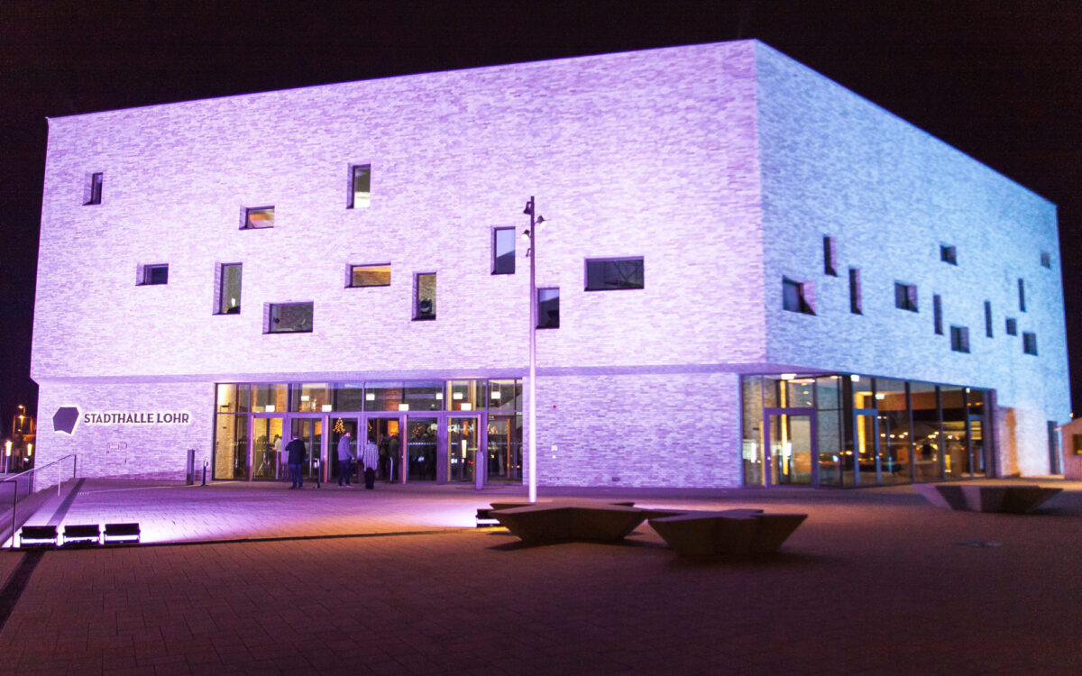 Die Stadthalle in Lohr bei Nacht