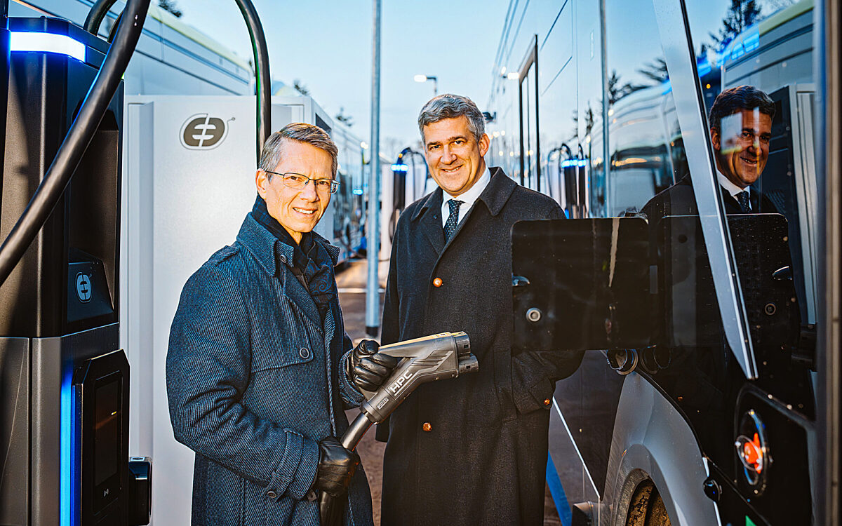 OB Sebastian Remelé und Stadtwerke SW Geschäftsführer Thomas Kästner laden einen neuen E-Stadtbus OB Sebastian Remelé und Stadtwerke SW Geschäftsführer Thomas Kästner laden einen neuen E-Stadtbus