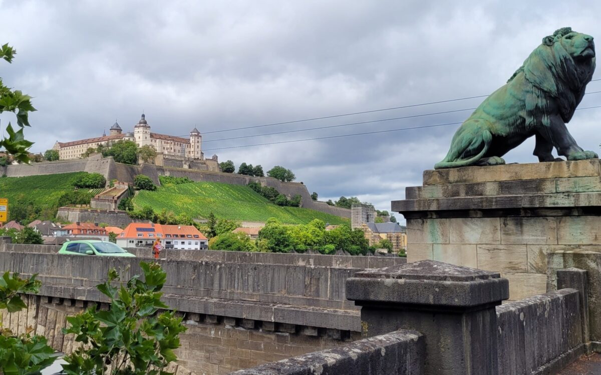 Die Würzburger Löwenbrücke Die Würzburger Löwenbrücke
