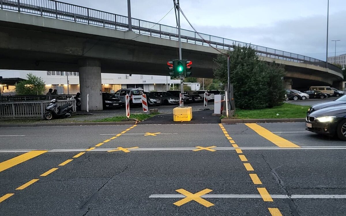 Die neue Fussgaengerampel in der Grombuehlstrasse Die neue Fussgaengerampel in der Grombuehlstrasse