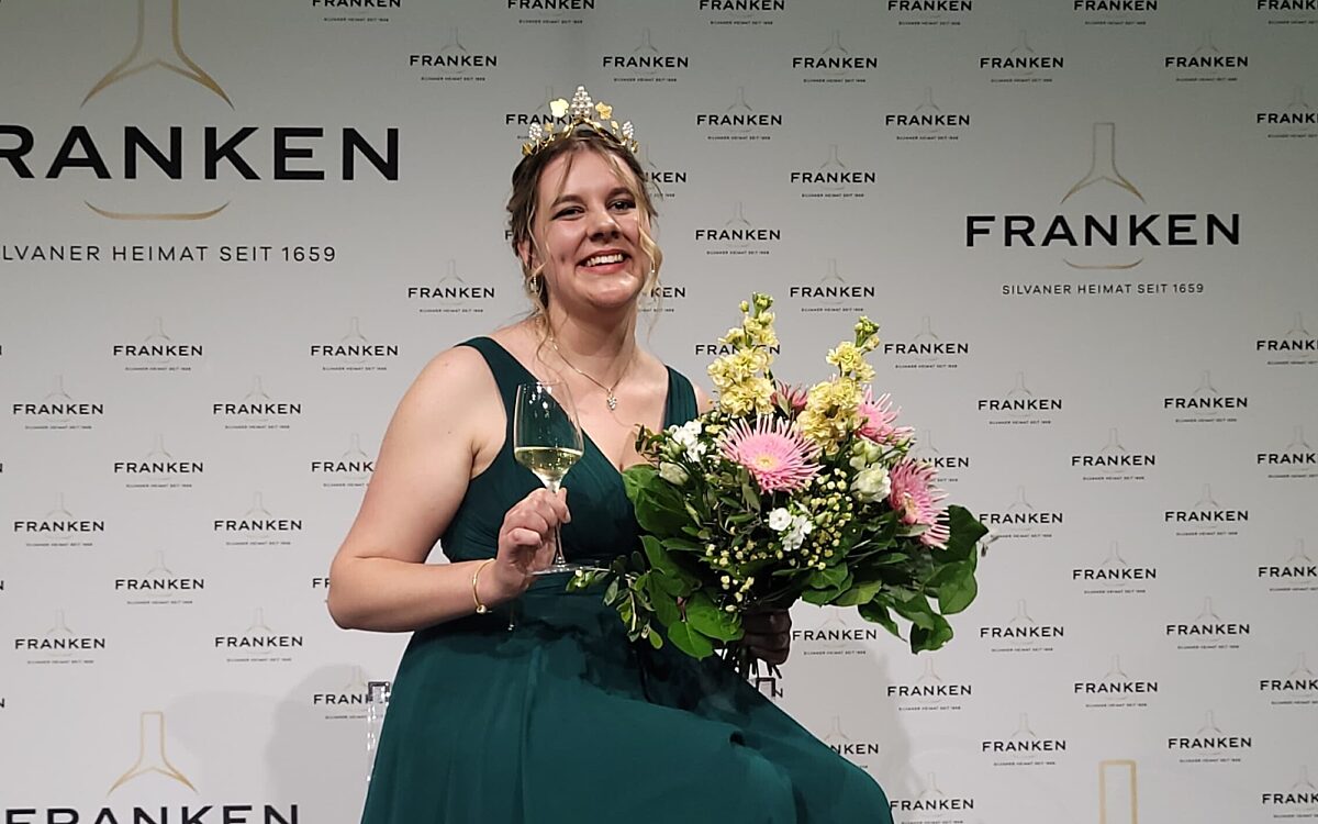 Die neue fraenkische Weinkoenigin Antonia Kraiss 25 26 Die neue fraenkische Weinkoenigin Antonia Kraiss 25 26