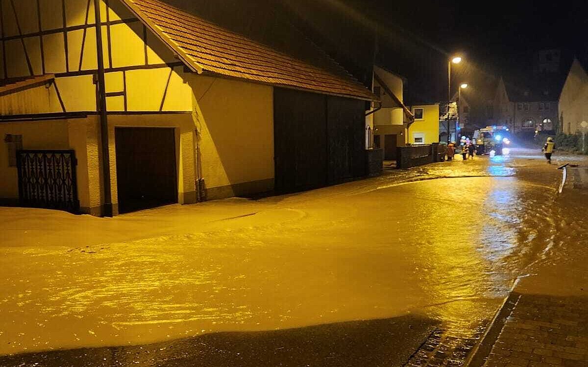 Das Wasser steht in der Ortsdurchfahrt von Dipbach Das Wasser steht in der Ortsdurchfahrt von Dipbach