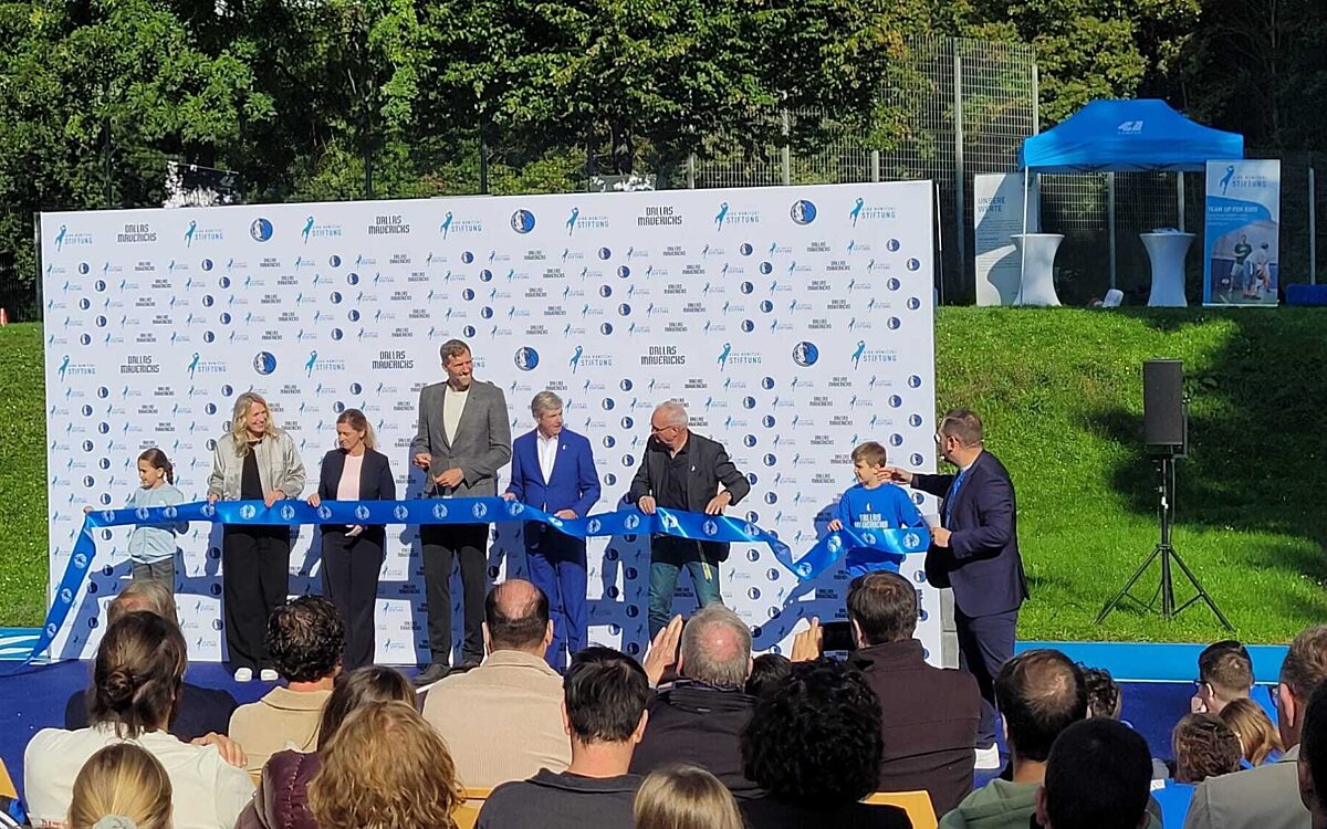 Dirk Nowitzki weiht Basketballplatz in Wuerzburg ein Dirk Nowitzki weiht Basketballplatz in Wuerzburg ein