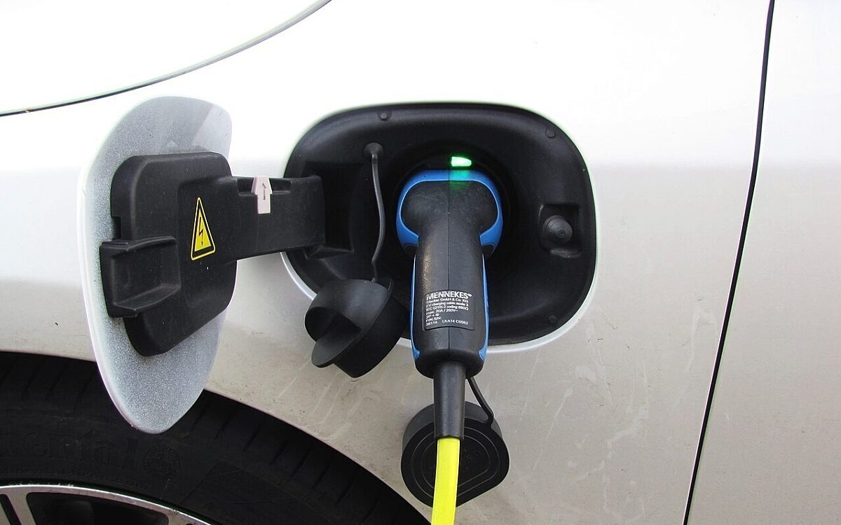 E Auto lädt an einer Ladestation E Auto lädt an einer Ladestation