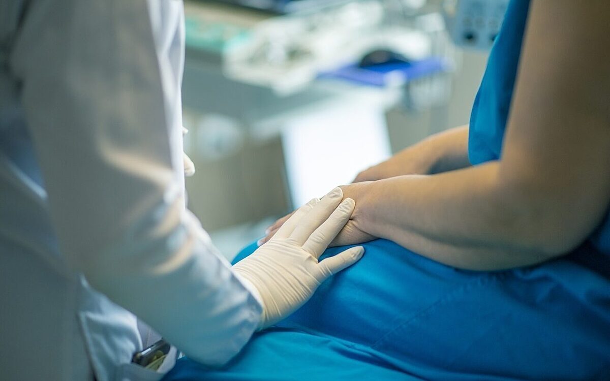 Eine Ärztin unterstützt eine Patientin im Krankenhaus Eine Ärztin unterstützt eine Patientin im Krankenhaus