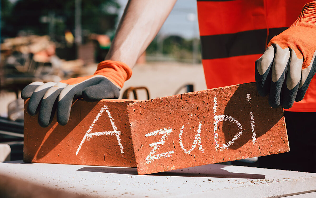 Ein Auszubildender auf dem Bau Azubi Lehrling