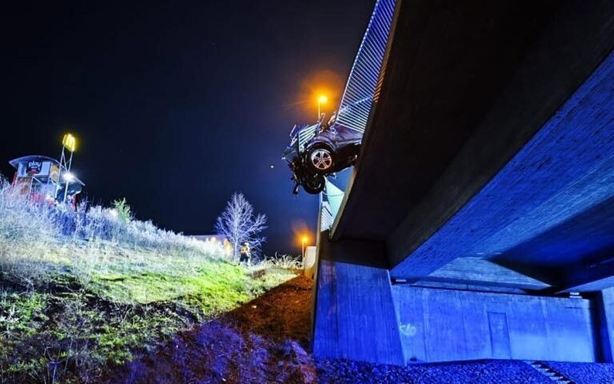Ein Auto droht auf die B8 zu stürzen Ein Auto droht auf die B8 zu stürzen