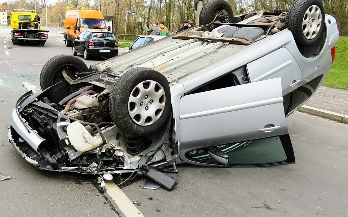 Ein Auto liegt nach einem Unfall auf dem Dach Ein Auto liegt nach einem Unfall auf dem Dach