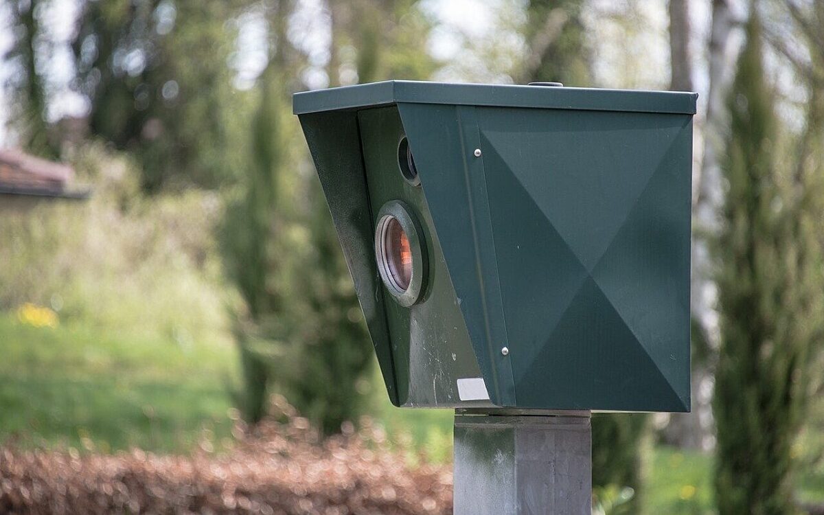 Ein Blitzer misst die Geschwindigkeit Ein Blitzer misst die Geschwindigkeit