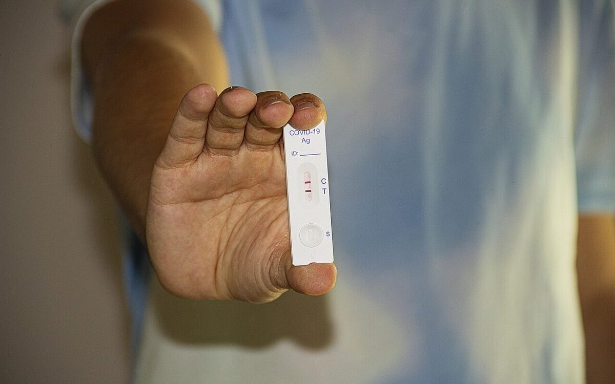 Ein Corona Schnelltest faellt positiv aus Ein Corona Schnelltest faellt positiv aus