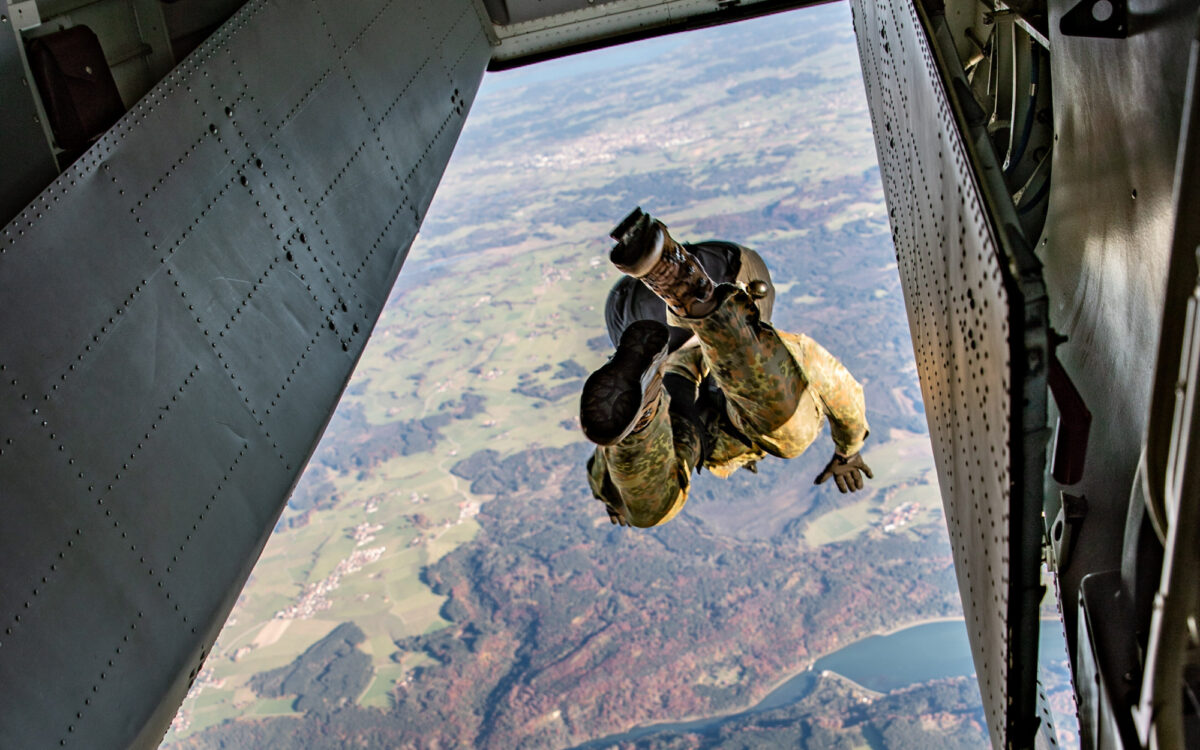 Ein Fallschirmspringer bei einer Übung der Bundeswehr Ein Fallschirmspringer bei einer Übung der Bundeswehr