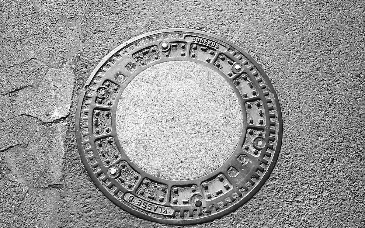 Ein Gullideckel Kanaldeckel