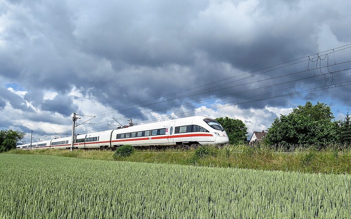 Ein ICE Zug fährt durch einen Landkreis Ein ICE Zug fährt durch einen Landkreis