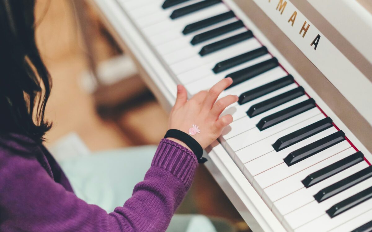 Ein Maedchen Kind spielt Klavier Ein Maedchen Kind spielt Klavier