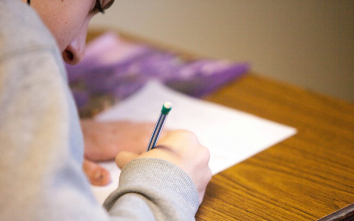 Ein Mädchen schreibt eine Prüfung in der Schule Abschlussprüfung