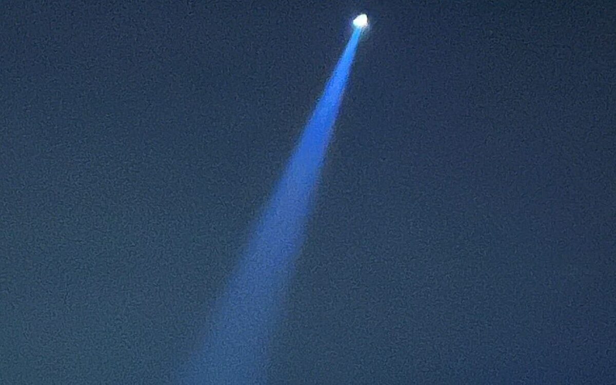 Ein Polizeihubschrauber mit Scheinwerfer in der Nacht Ein Polizeihubschrauber mit Scheinwerfer in der Nacht