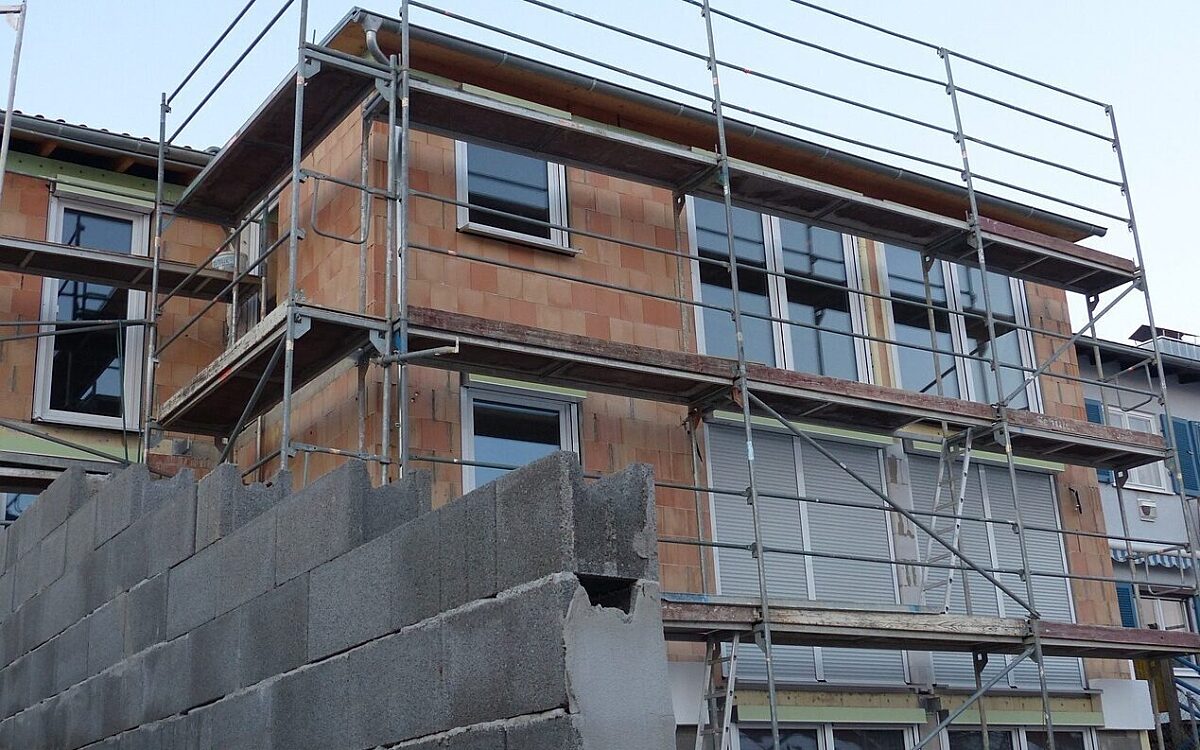 Ein Rohbau eines Hauses in einer Baustelle Ein Rohbau eines Hauses in einer Baustelle