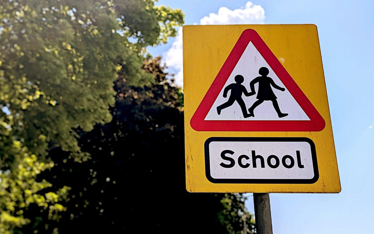 Ein Schild weist auf einen Schulweg hin Ein Schild weist auf einen Schulweg hin
