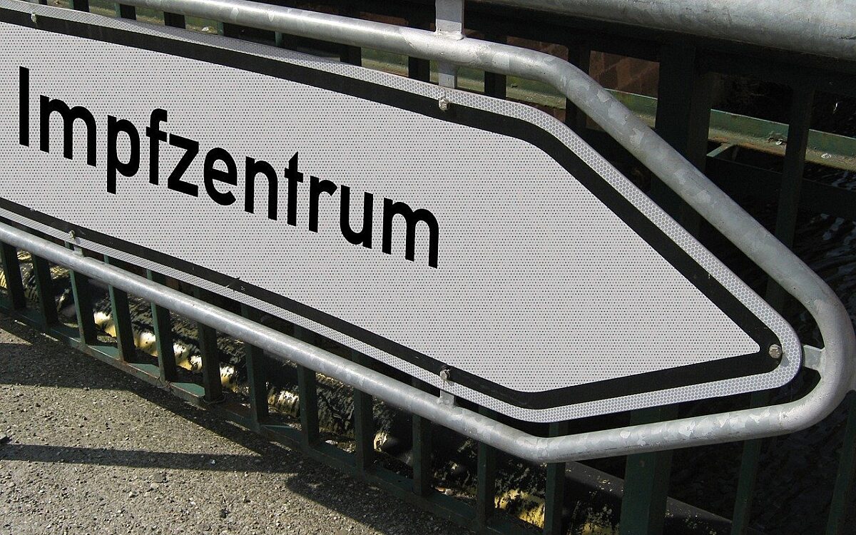 Ein Schild weist zu einem Impfzentrum Ein Schild weist zu einem Impfzentrum