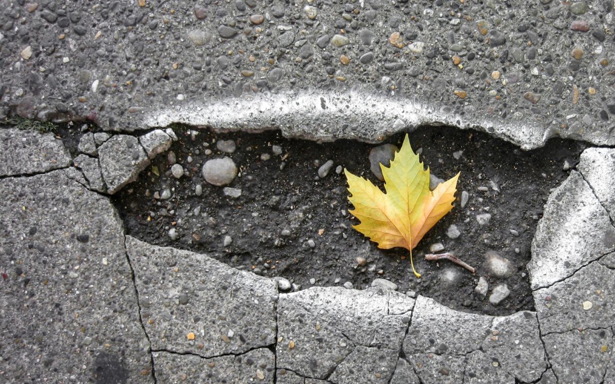 Ein Schlagloch auf einer Strasse