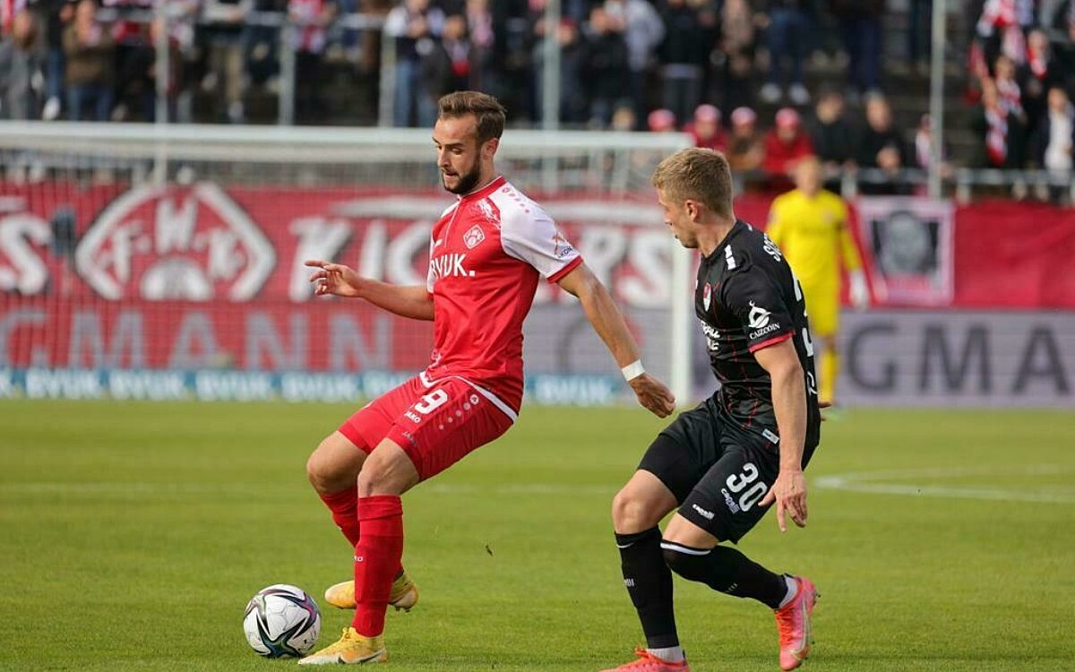 Ein Spieler der Würzburger Kickers gegen einen Spieler von Türkgücü München Ein Spieler der Würzburger Kickers gegen einen Spieler von Türkgücü München