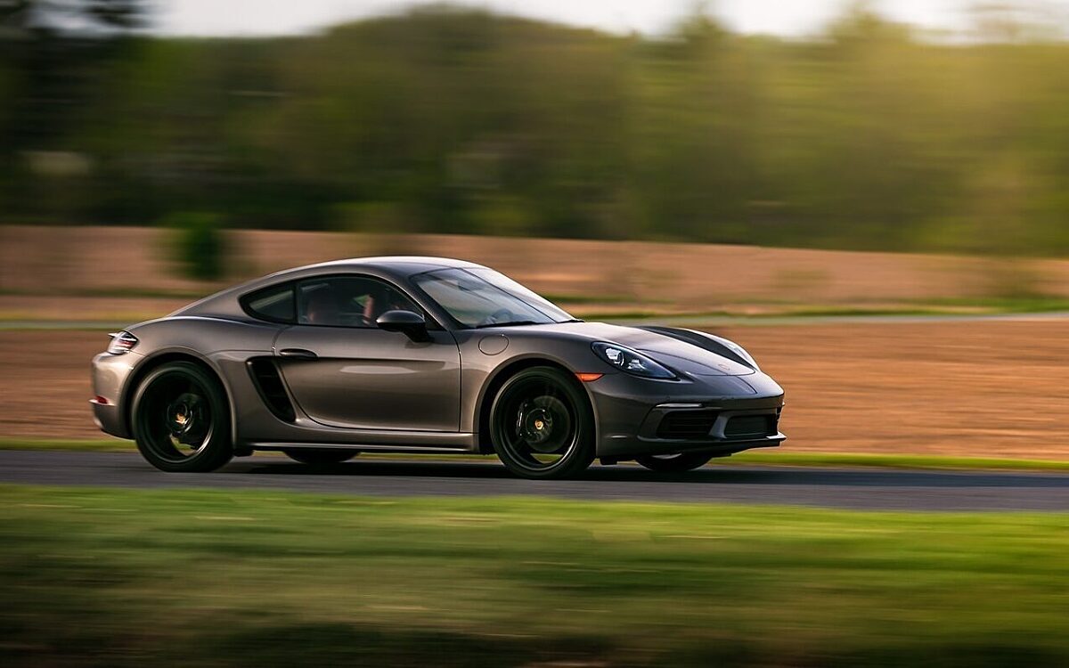 Ein Sportwagen wie Porsche auf einer Straße Ein Sportwagen wie Porsche auf einer Straße
