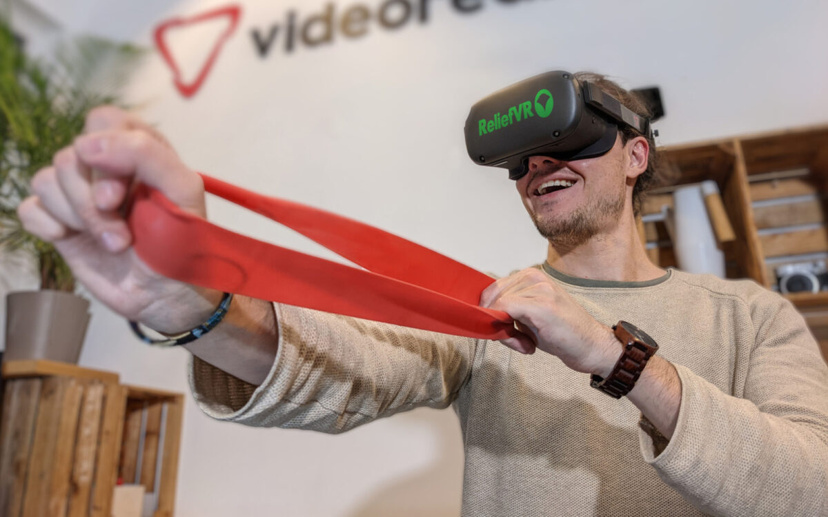 Ein Teilnehmer mit VR Brille gegen Rückenschmerzen Ein Teilnehmer mit VR Brille gegen Rückenschmerzen