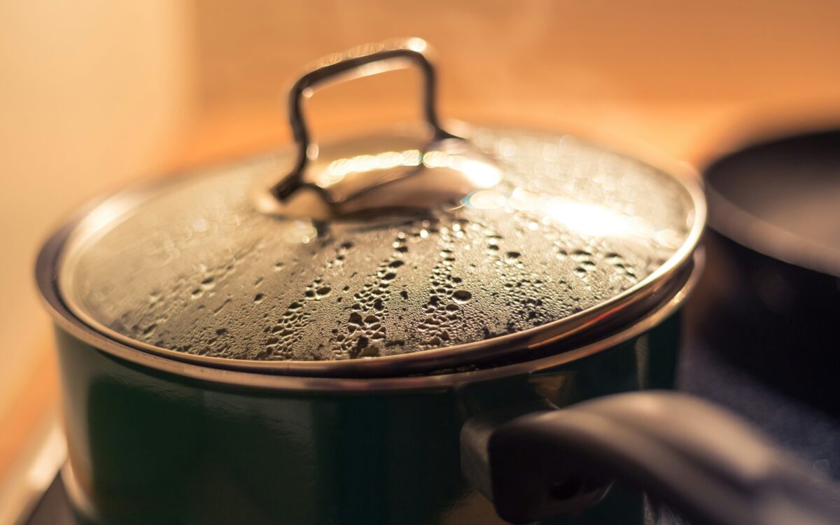 Ein Topf auf dem Herd kochen Ein Topf auf dem Herd kochen